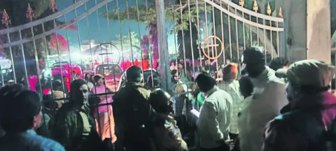 రెమ్యూనరేషన్‌ ఇవ్వలేదని  ధర్నా 