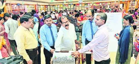 శుభమస్తు షాపింగ్‌మాల్లో లక్కీ డ్రా 