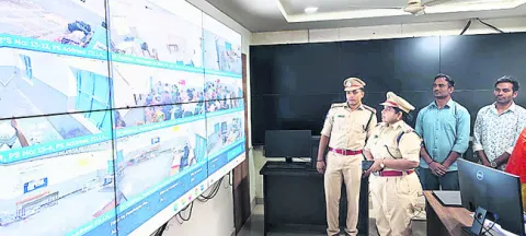 పోలింగ్‌ కేంద్రాలను పరిశీలించిన కలెక్టర్‌, ఎస్పీ