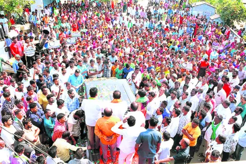పల్లెలకు పట్టణ శోభ తెస్తాం 