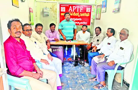 ఉపాధ్యాయులకు ఇచ్చిన హామీలు అమలు చేయాలి  