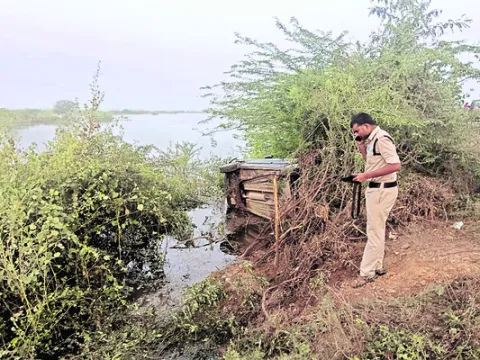 రెండు ద్విచక్రవాహనాలు ఢీకొని ముగ్గురికి గాయాలు   