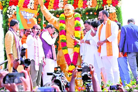 మదనపల్లెలో వాజ్‌పేయి విగ్రహావిష్కరణ 