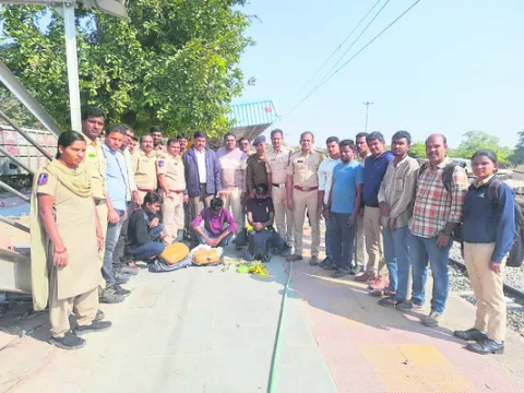 గంజాయి తరలిస్తున్న ముఠా అరెస్ట్‌ 