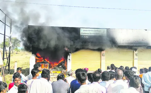 ఫర్టిలైజర్‌ షాప్‌లో షార్ట్‌ సర్క్యూట్‌ 