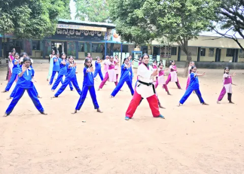 బాలికలకు స్వీయ రక్షణ 