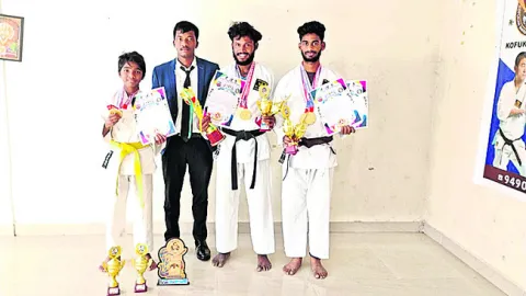 కరాటేలో గిరిజన యువకుల ప్రతిభ 
