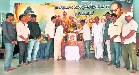 సాహు మహరాజ్‌కు నివాళి
