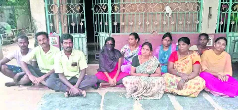 ప్రియుడి ఇంటి ముందు నిరసన 