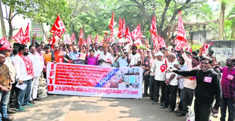 గళమెత్తిన భవన నిర్మాణ కార్మికులు 