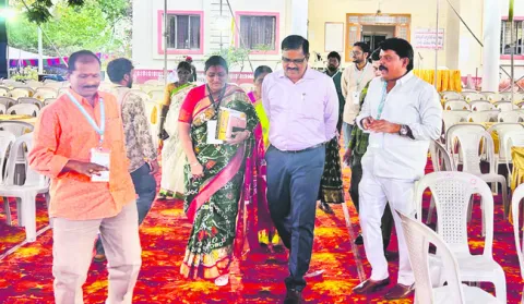 ‘మూడు’లో మూగబోయిన మైకులు