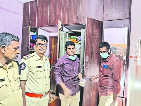 రెండు గృహాల్లో చోరీ 