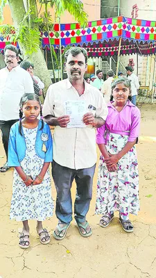 నీ చేయి పనిచేయదు.. పెన్షన్‌ రాద్దాంలే... 