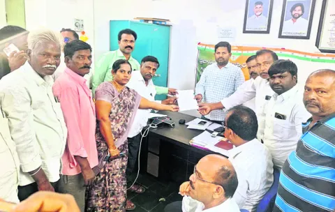 పార్టీ ఫిరాయింపుదారులపై అనర్హత వేటు వేయండి 