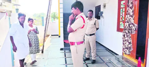 పట్టపగలు ఇంట్లోకి చొరబడి చోరీ 