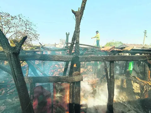 షార్ట్‌ సర్క్యూట్‌తో ఇల్లు దగ్ధం