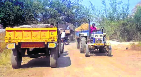 ‘ఇందిరమ్మ’ పేరిట మట్టిదందా