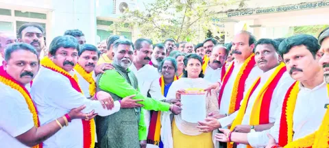 డిమాండ్ల సాధన కోసం కరవే ధర్నా