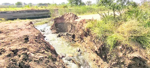 అధికారుల నిర్లక్ష్యంతో  చేలల్లోకి నీరు
