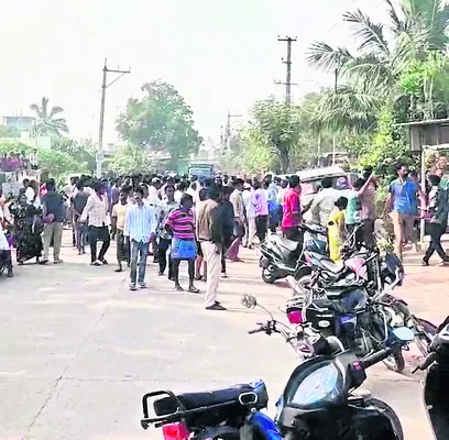 పినపాకలో ఇరువర్గాల వాగ్వాదం 