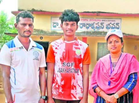 జాతీయ సాఫ్ట్‌బాల్‌ పోటీలకు మాకవరపాలెం విద్యార్థి 