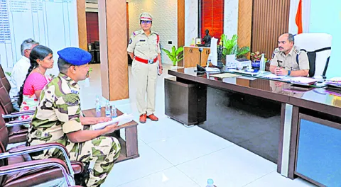 నిర్ణీత సమయంలో ఫిర్యాదులు పరిష్కరించాలి 