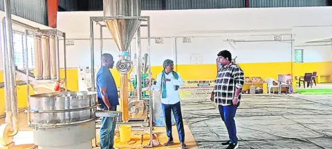 పసుపు పరిశ్రమను సందర్శించిన నైజీరియా రైతు 