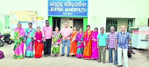 తీర్థ యాత్రకు బయలుదేరిన సీనియర్‌ సిటిజన్లు 