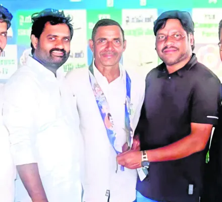 వైఎస్సార్‌ సీపీలోకి ఆర్‌.కొత్తూరు ఉప సర్పంచ్‌ 