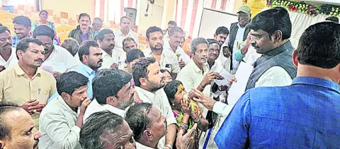 నిధులు లేకుండా ముస్తాబులేమిటి? 