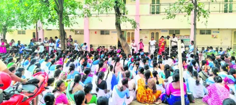 ఆశా వర్కర్ల సమస్యలకు అధికారులే కారణం 