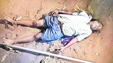 విద్యుత్‌ వైర్లు తగిలి కూలీ మృతి  