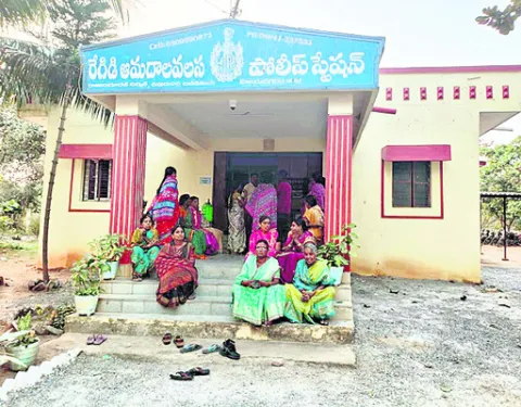 సీఎస్‌పీపై మహిళా సంఘాల ఫిర్యాదు