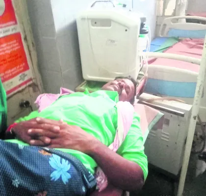 వైఎస్సార్‌సీపీ కార్యకర్తపై టీడీపీ నేత దాడి