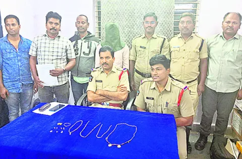 చోరీకి గురైన బంగారు ఆభరణాల రికవరీ