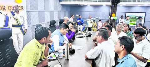 అర్జీల పరిష్కారంలో నిర్లక్ష్యం వద్దు 