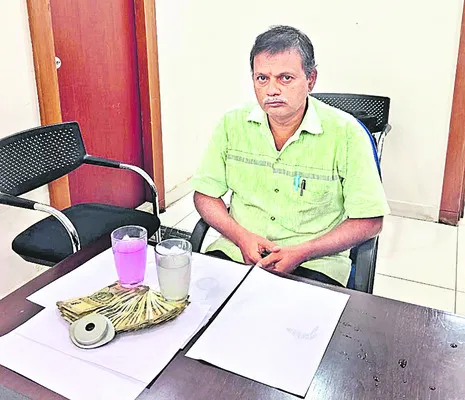 ఏసీబీ వలలో సాగునీటి ప్రాజెక్టు ఉద్యోగి  