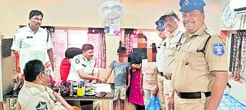 పిల్లలతో నదిలో దూకేందుకు యత్నం.. రక్షించిన ట్రాఫిక్‌ పో