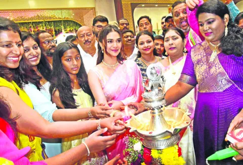 వీఐపీ రోడ్డులో సౌత్‌ ఇండియా షాపింగ్‌మాల్‌ ప్రారంభం