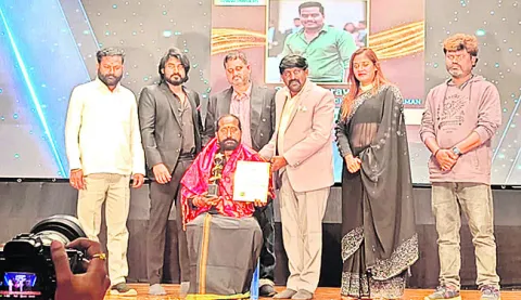 ‘మా ఊరి వెంకన్న’ చిత్ర నిర్మాత, దర్శకులకు అవార్డు ప్రదా