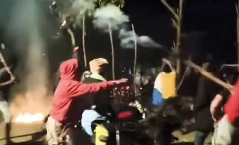 BRS Vs Congress Activists Clashes in Chennaraopeta