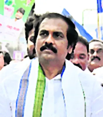 చంద్రబాబు రాష్ట్రాన్ని అమ్మేయాలని చూస్తున్నారు 
