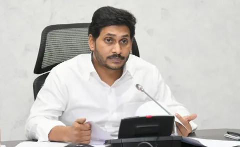 YSRCP Chief YS Jagan consoled two journalists Over The Phone