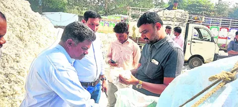 పత్తి కొనుగోళ్లపై రాష్ట్ర విజిలెన్స్‌ ఆరా