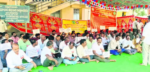 వేతన సవరణ  చేయాలని నిరసన 