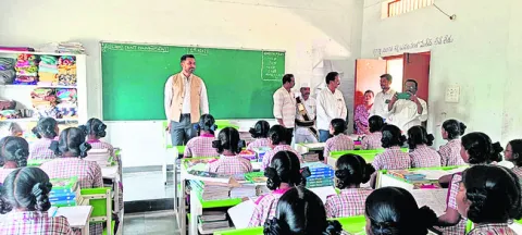 విద్యార్థులు పోటీ పరీక్షలకు సిద్ధం కావాలి 