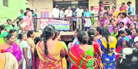 డ్వాక్రా మహిళల ఆందోళన 