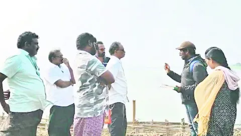 రీసర్వేలో అవకతవకలపై రైతుల అసహనం 