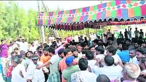 టీడీపీ నాయకుల కుమ్ములాట 