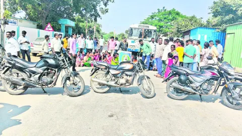 సీసీకుంట పోలీస్‌స్టేషన్‌ ఎదుట బైఠాయింపు 